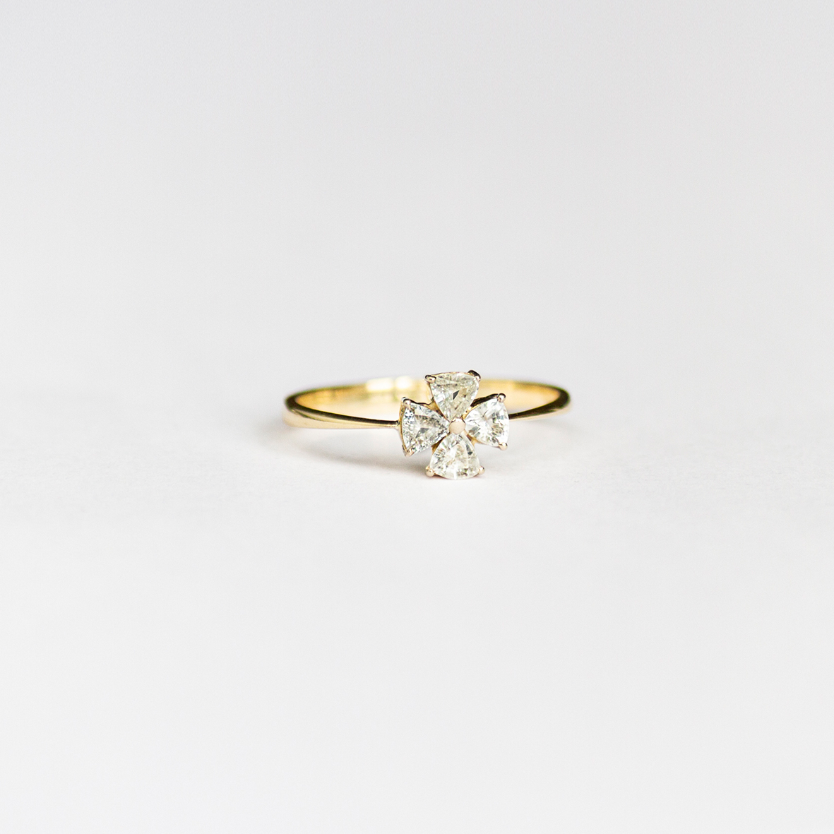 2. OONA_engagement_ficha1_sapphire clover ring