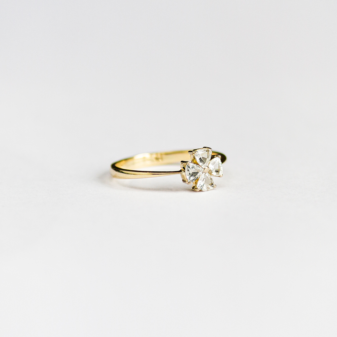 2. OONA_engagement_ficha2_sapphire clover ring